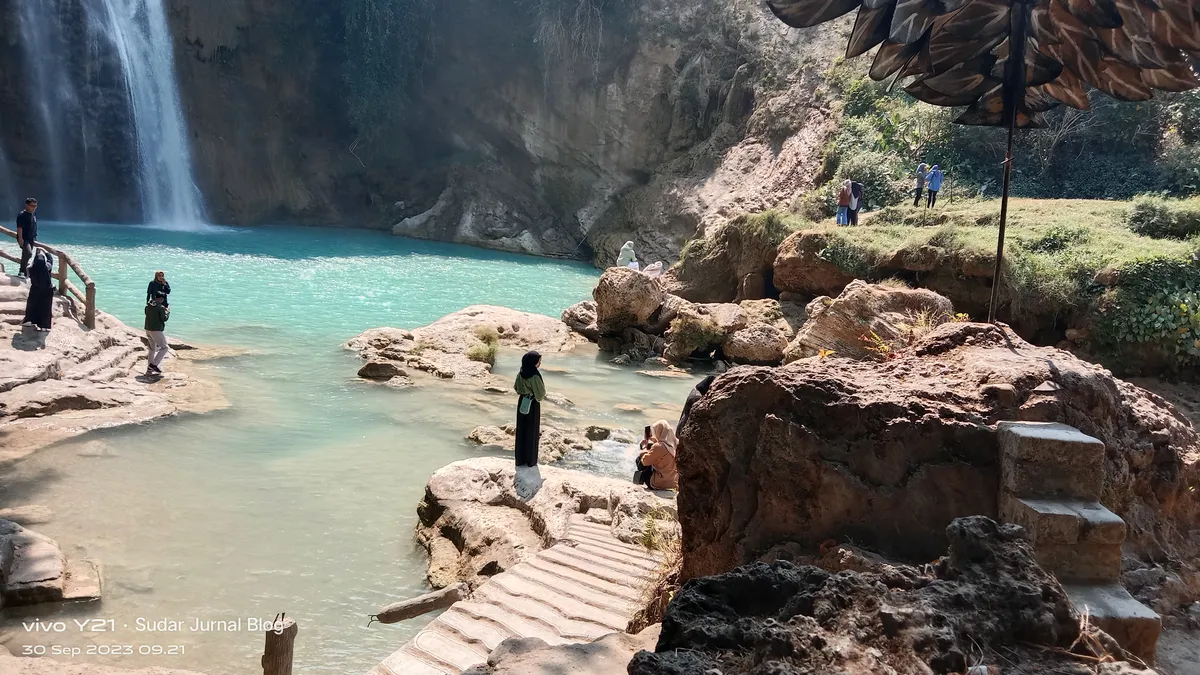 Keindahan Air Terjun Putri Ngelirip Tuban